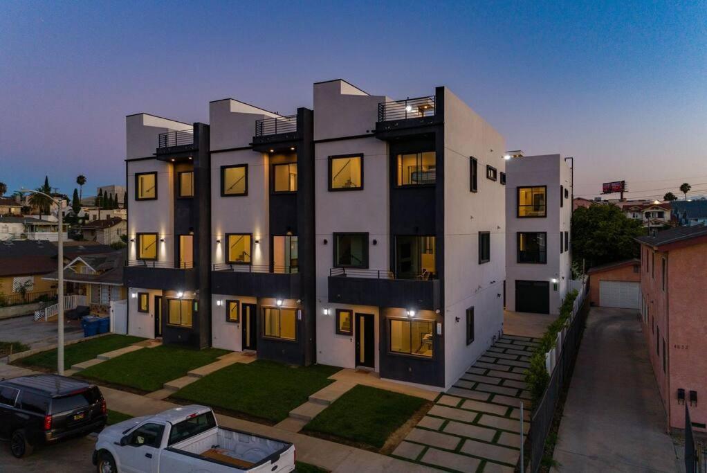 Villa 3 Luxury Modern Homes 12 Bedrooms & Rooftop Decks