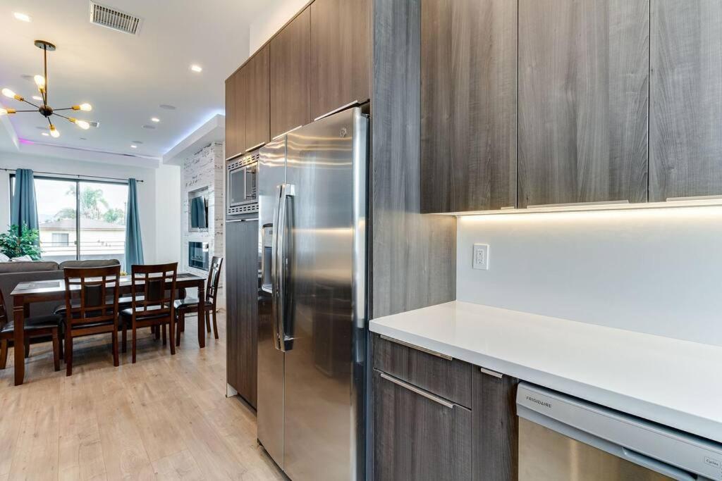 3 Luxury Modern Homes 12 Bedrooms & Rooftop Decks *